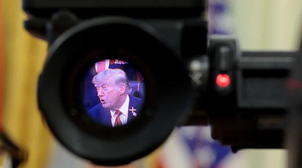 razboiul lui trump cu presa are primele efecte presedintele nu s a auzit la propria conferinta de presa ce s a intamplat