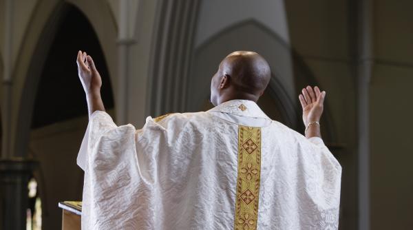 criza de preoti in polonia biserica ii aduce tocmai din africa pentru a umple parohiile