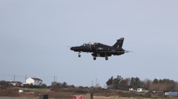 imagini dramatice doi piloti raf pierd controlul unui avion militar si se catapulteaza cu cateva secunde inainte sa se prabuseasca
