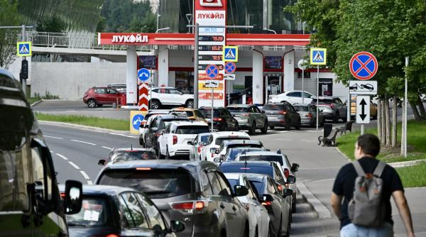 in rusia au reaparut cozile la benzina la moscova ea se da cu sot sau fara sot in functie de numarul de inmatriculare al masinii