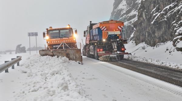 ninsoare abundenta pe transfagarasan s a intervenit cu doua utilaje si peste 5 tone de sare pentru deszapezire
