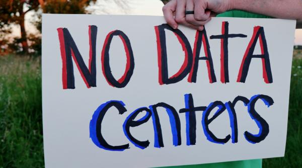 protest intr un mic oras austriac unde google vrea sa construiasca un centru de date cat 70 de terenuri de fotbal