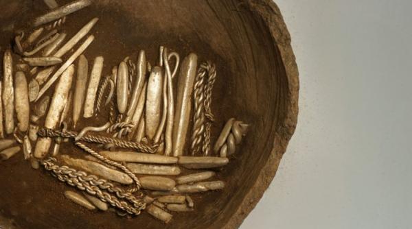 un barbat care smulgea buruieni din curtea casei a gasit un vas de lut cu o comoara vikinga de 18 kg veche de 1 000 de ani