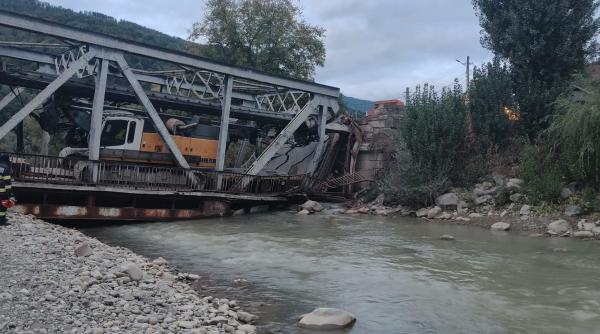 un pod de fier din judetul bacau s a prabusit sub greutatea unui tir isu a intervenit de urgenta traficul in zona deviat