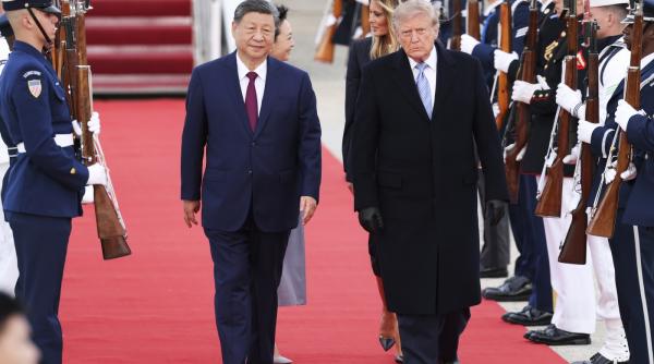 a inceput summitul istoric trump xi la washington presedintele american l a intampinat personal pe liderul chinez la scara avionului