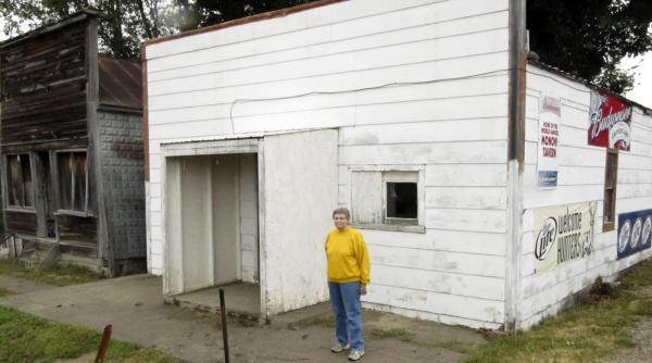 bine ati venit in monowi nebraska populatie 1 elsie este in acelasi timp primarita barmanita si secretara si are 92 de ani