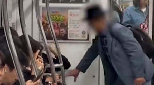 imagini socante in metroul de la seul un batran se lupta cu o femeie pentru un loc pe scaun locurile prioritare starnesc conflicte