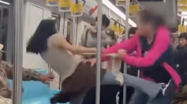 imagini socante in metroul de la seul un batran se lupta cu o femeie pentru un loc pe scaun locurile prioritare starnesc conflicte