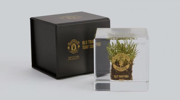 manchester united a inceput sa vanda bucati de gazon de pe stadionul old trafford