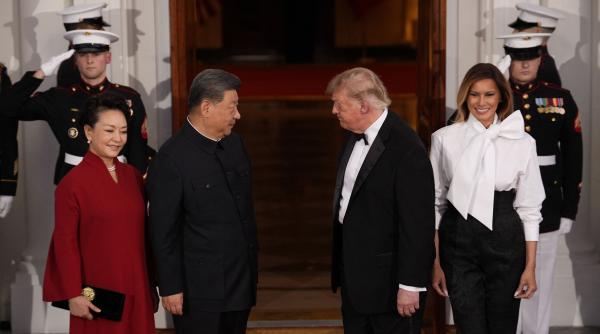 melania trump a starnit controverse cu tinuta aleasa pentru dineul cu xi jinping accesoriul care a facut trimitere la cultura chineza