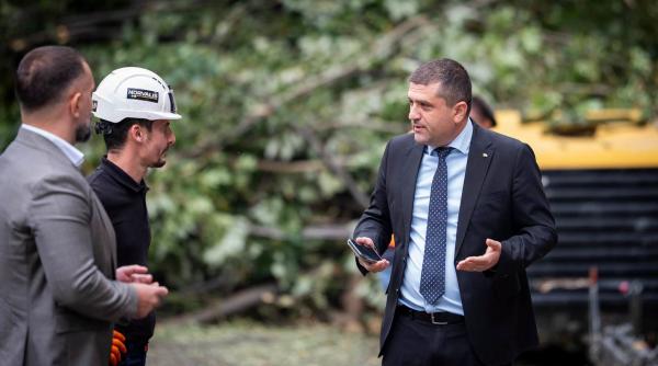 radu miruta s a enervat dupa ce a stat o ora in trafic pe valea oltului patru oameni lucrau mai multi si priveau oltul curgand