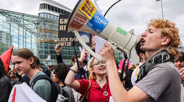 revolta printre elevii din germania adolescentii se tem de reintroducerea serviciului militar obligatoriu si au iesit in strada