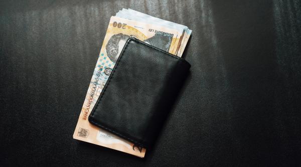 salariul mediu net in romania a ajuns in 2025 la 5 266 de lei