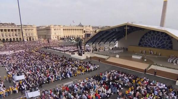 papa leon al xiv lea aclamat de sute de mii de oameni pe champs elysees suveranul pontif oficiaza o slujba in place de la concorde