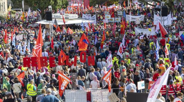 sute de mii de oameni din 15 orase din germania au protestat fata de masurile de austeritate anuntate de guvernul merz