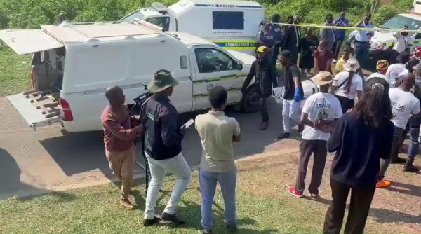 17 oameni au fost ucisi de suspecti care au deschis focul cu arme automate ak 47 in apropiere de johannesburg atacul a fost filmat
