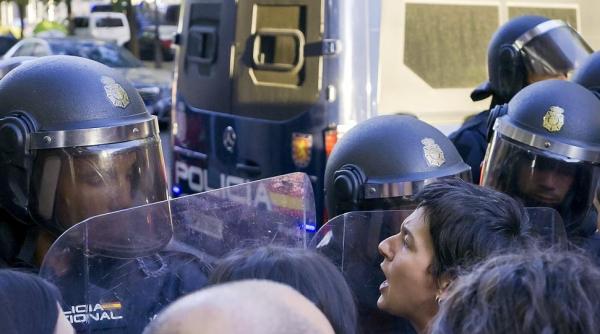 continua protestele in centrul madridului dupa ce o batrana de 87 de ani a fost evacuata din locuinta speculatori plecati acasa