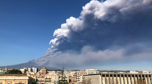 traficul aerian pe aeroportul din catania suspendat pentru a treia zi consecutiva din cauza cenusii vulcanice provenite de la etna