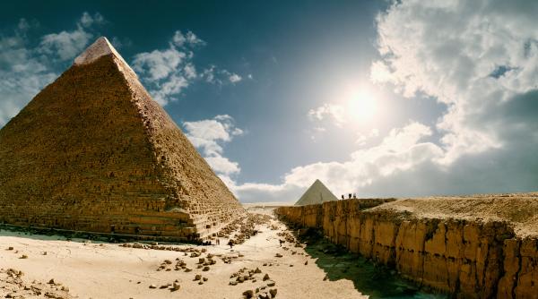un graffiti din 1902 a fost descoperit in varful piramidei antice a lui kefren din giza in egipt