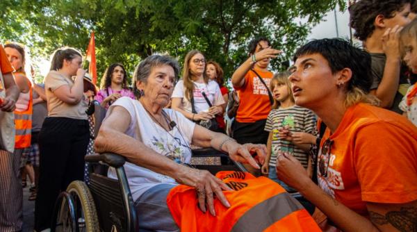 batrana evacuata fortat pentru ca nu si a mai putut plati chiria se poate intoarce acasa cazul ei a dus la proteste in toata spania