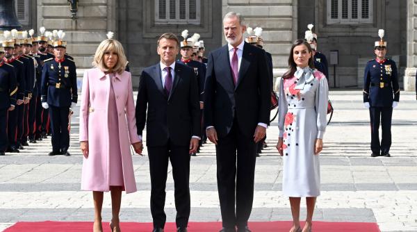 regele si regina spaniei i au primit pe emmanuel si brigitte macron cu fast la palatul regal in prima lor vizita de stat la madrid