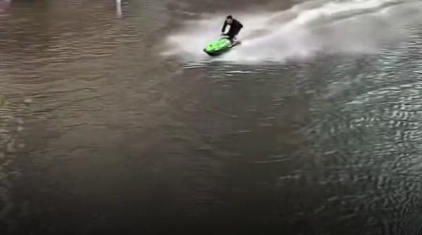 Un bărbat a fost arestat după ce s-a plimbat cu jet ski-ul prin Bangkok-ul inundat