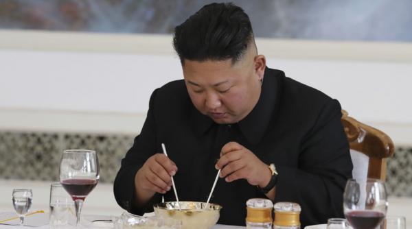 kim jong un are 140 de kilograme este extrem de obez liderului de la phenian ii place sa se rasfete cu caviar si foie gras