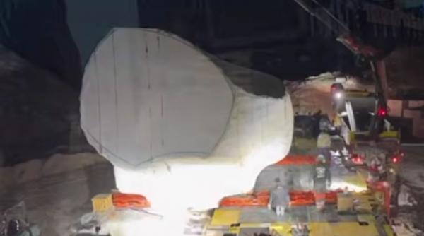 un gigant de marmura de 500 de tone a plecat din grecia spre o tara din inima europei calatoreste noaptea pe uscat pana la mare