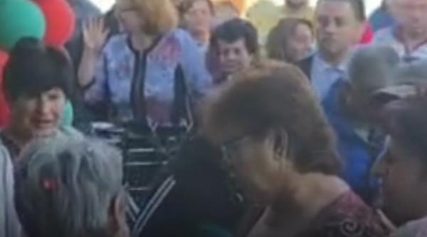 Coadă de sute de persoane la deschiderea unui magazin alimentar din Drobeta-Turnu Severin. Oamenii s-au îmbulzit să intre 