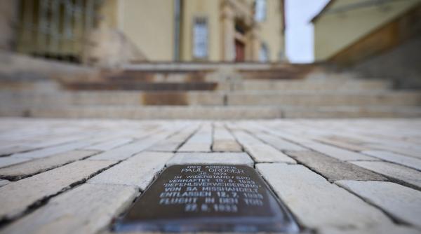 intr un oras din germania autoritatile locale au interzis instalarea pavelelor comemorative dedicate victimelor holocaustului