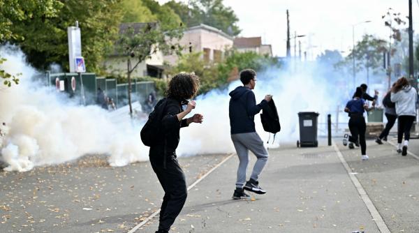 proteste violente ale elevilor in franta profesori stropiti cu benzina la marsilia liceenii cer mai multe resurse pentru educatie
