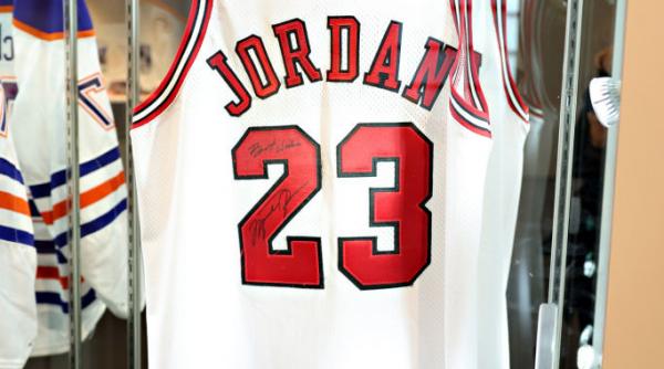 tricoul purtat de michael jordan in finala nba din 1998 a fost vandut pentru suma record de 12 26 milioane de dolari
