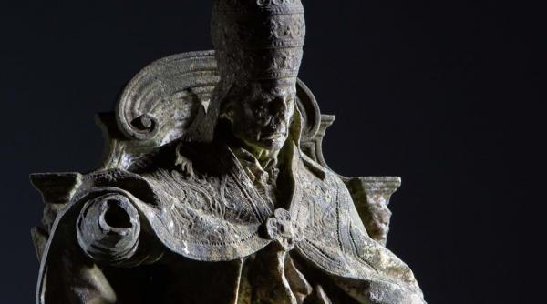 un barbat a gasit la un depozit de reciclare un ornament din beton care s a dovedit a fi o sculptura extrem de valoroasa