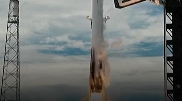Un echipaj format din patru astronauți a plecat spre Stația Spațială cu o rachetă SpaceX