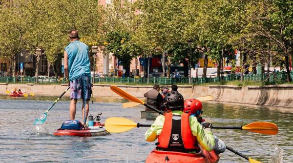 primaria bucuresti anunta ca deschide un nou debarcader in weekend oamenii se pot plimba gratuit cu barca pe dambovita