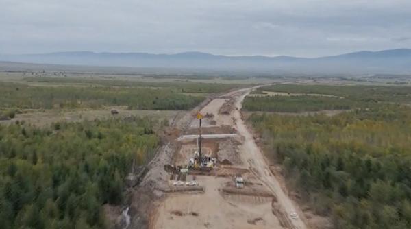se lucreaza in ritm alert la lotul joseni ditrau din autostrada unirii s au facut deja 12 din lucrari intr o luna si jumatate