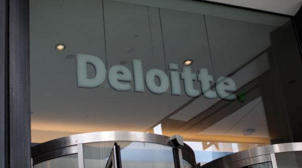 deloitte plateste salarii record partenerilor de 1 1 milioane de lire sterline in timp da oameni afara