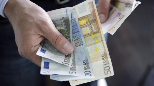tara in care esti multimilionar cu 1 euro si miliardar cu 1000 moneda s a prabusit la cote istorice in iran