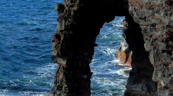 un arc marin creat de vulcani in urma cu 550 de ani s a prabusit in oceanul pacific cand turistii au venit sa l vada acesta disparuse