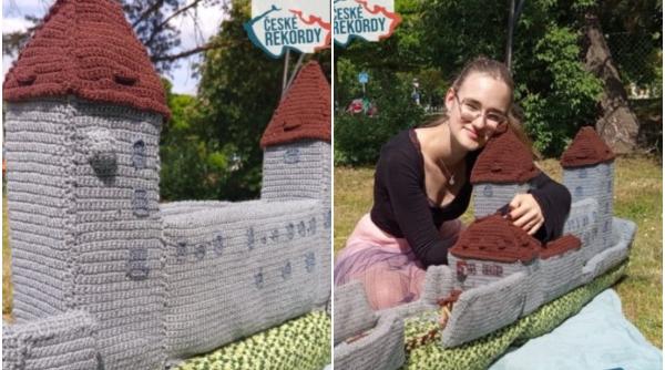 o femeie din praga a crosetat un castel de doi metri lungime in 133 de zile macheta a intrat in cartea recordurilor