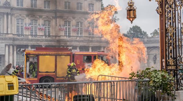 peste 400 de licee raman inchise luni in franta din cauza revolutiei elevilor zeci de scoli au fost incendiate si vandalizate