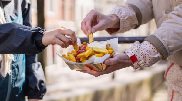 razboiul cartofilor prajiti a izbucnit in amsterdam cozile formate de turistii atrasi de tiktok la un local au ajuns in instanta