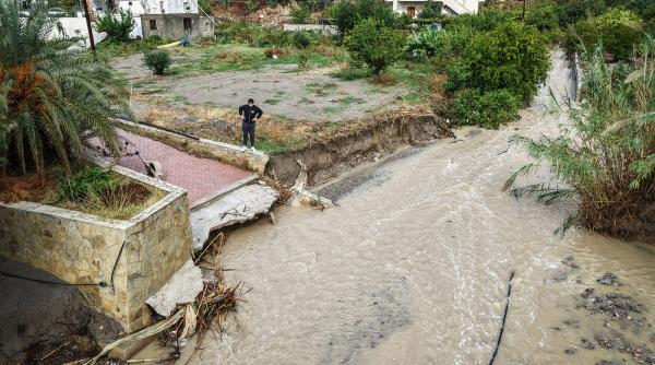 stare de urgenta in creta turisti evacuati din hoteluri si drumuri inchise in urma viiturilor