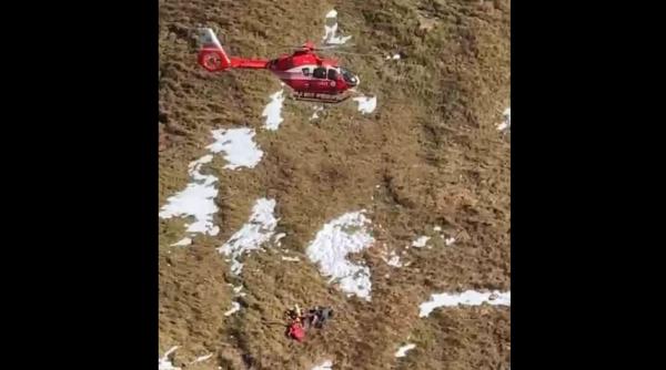 un barbat a fost salvat cu elicopterul smurd dupa ce a cazut 40 de metri intr o prapastie in zona la trei pasi de moarte din fagaras