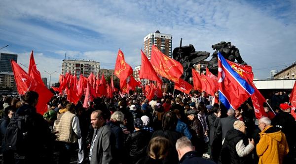 jos tarul zeci de oameni au fost arestati la moscova dupa ce la un miting al comunistilor au strigat lozinci anti putin