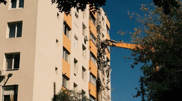 primele imagini de la demolarea blocului care a explodat in rahova imobilul ramane fara etajele superioare