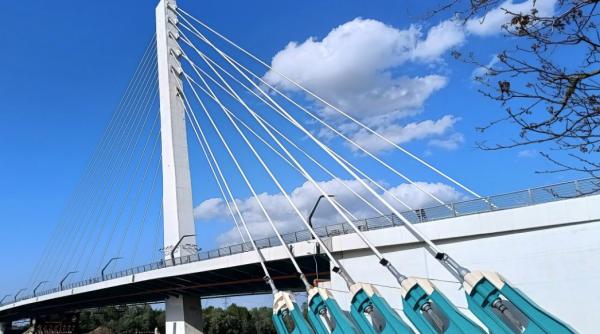 tartanul era tot valuri te afundai in el cand calcai noul pod hobanat din arad intra in reparatii la noua luni de la inaugurare