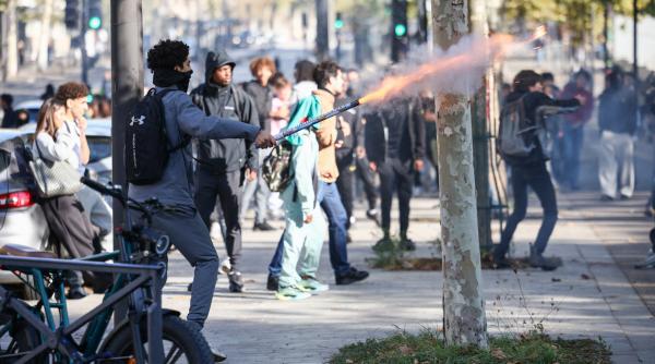 violente grave la protestul elevilor din franta un liceu a fost incendiat copiii au ramas blocati in interior sute de scoli inchise