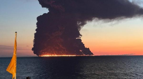 flacari uriase la marea neagra arde un petrolier din flota fantoma a rusiei langa soci dupa ce ar fi fost lovit de drone