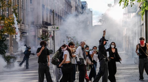 furia elevilor de liceu din franta proteste de amploare azi in paris si in alte orase dupa saptamana cu violente si arestari in masa
